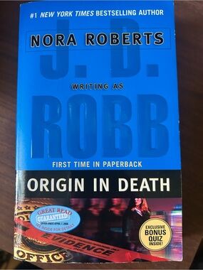 Nora Roberts (J.D. Robb) - Origin in Death - Blue Paperback